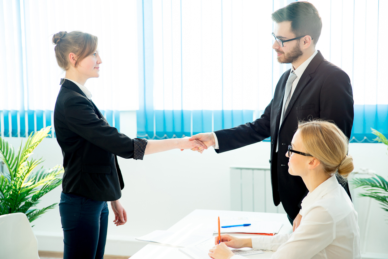 candidatul dă mâna cu hr manager