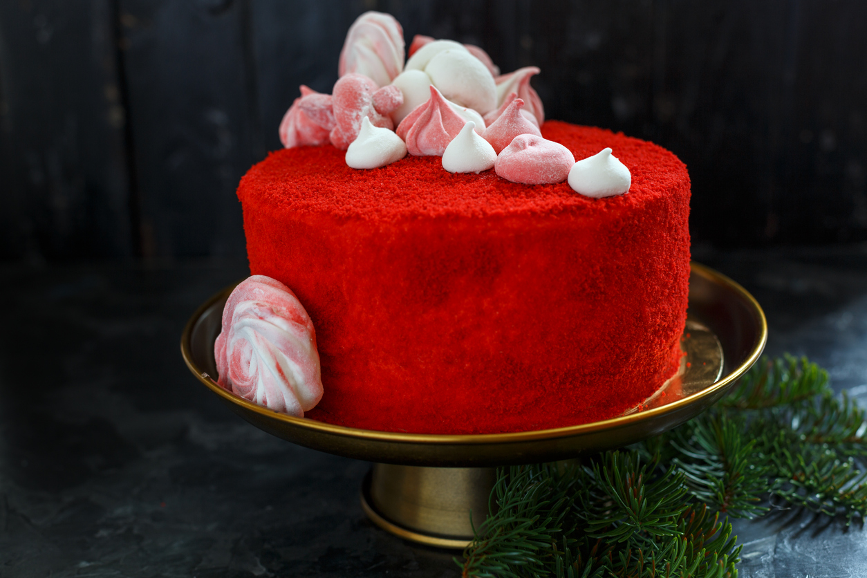 tort rosu cu textura de catifea