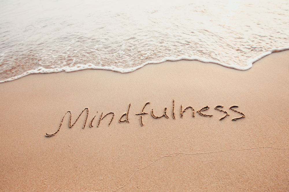 Mindfulness scris in nisip