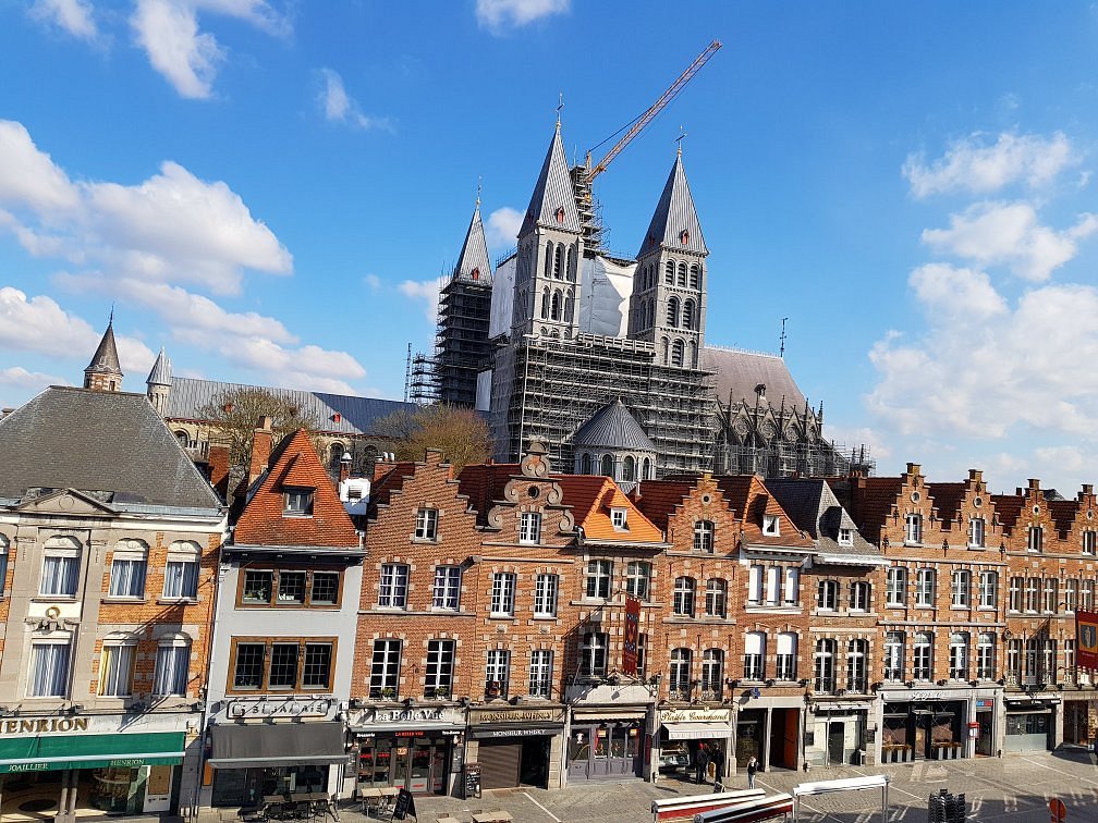 vedere de ansamblu a Catedrala Notre Dame din Tournai