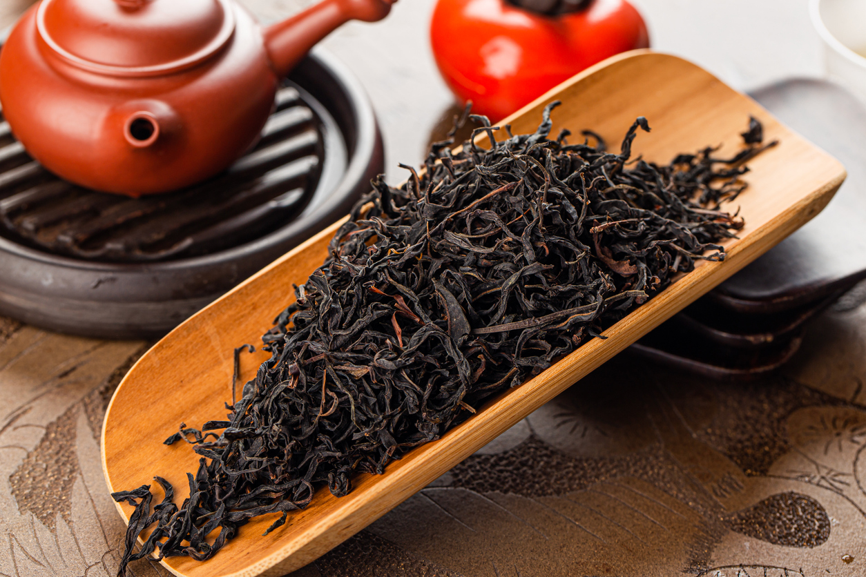 Prepararea ceaiului chinezesc în gaiwan ceramic