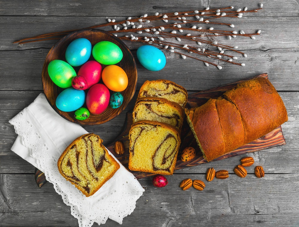 cozonac si oua colorate de paste