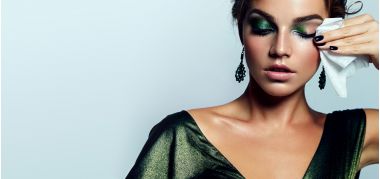 fata care se demachiaza cu ajutorul unui servetel