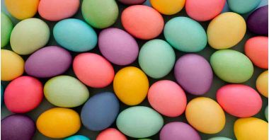 Există multe metode diferite de vopsire a ouălor, inclusiv folosirea coloranților alimentari, a vinului roșu sau a altor metode tradiționale.