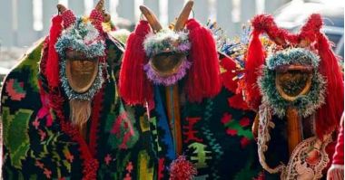 3 oameni costumati in capra, cu straie populare