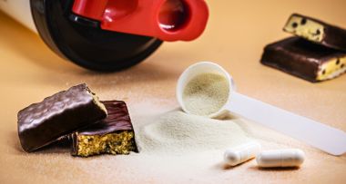 Linguri cu creatina, zer si cazeina, pastile de aminoacizi, suplimente alimentare si baton proteic