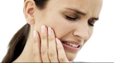 femeie cu sensibilitate la dinti