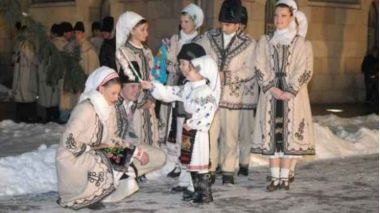 copii si adulti in costume populare care pastreaza traditia sorcovei