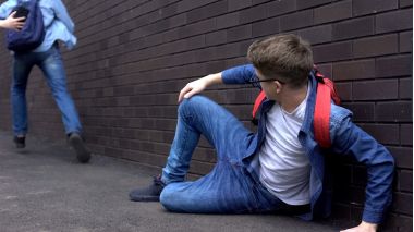 Băiat lovit cu pumnul, privind huliganul fugind, agresiunile și furtul de la școală