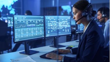 femeie care lucreaza la computer in domeniul de analiza de date