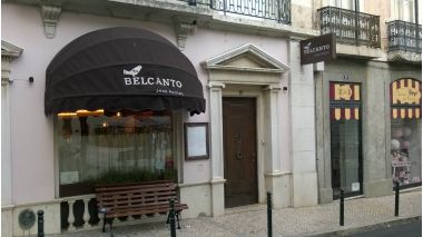 Angjatii in fata restaurantului Belcanto Lisabona