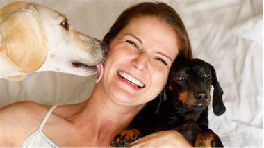 Femeie fericita alaturi de ce 2 caini