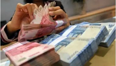 femeie care numara bani