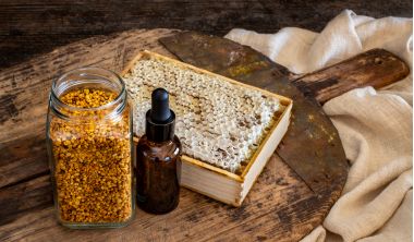 Fotografie de stoc Miere organică cu fagure și polen.