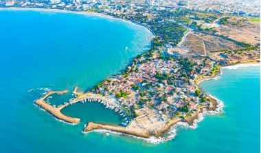 Vedere din drona a orasului Side din Turcia