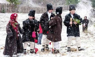 copii plecati cu colindul cu plugusorul