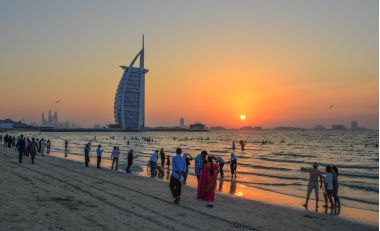 Hotel Burj Al Arab cu plaja la apus