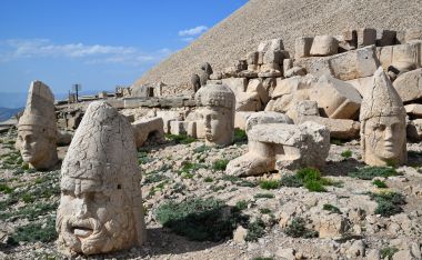 Sculpturi antice pe Muntele Nemrut cu un cer albastru în fundal în Turcia