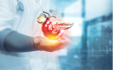 Doctorul arată pancreasul uman pe fundal încețoșat...