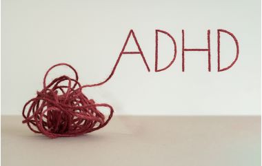 Nod scris "ADHD" prin utilizarea coarda rosie.