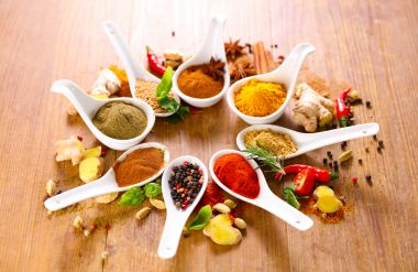 Amestec de condimente și ierburi pe linguri de portelan