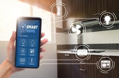 Concept de tehnologie smart home, Mana femeii folosind aplicatia pe smartphone pentru bucatarie controlata cu iconite
