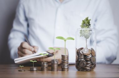 barbat care planifica banii