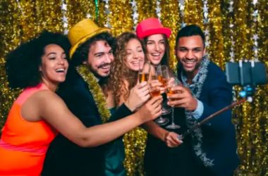 prieteni care petrec de revelion