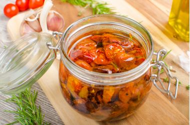 borcan cu rosii uscate in ulei de masline