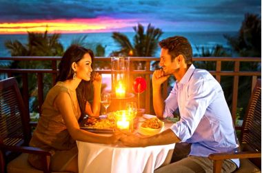 tineri indragostiti la restaurant