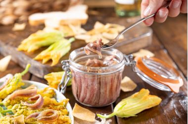 ansoa într-un borcan, pe un fundal rustic din lemn. Mancare traditionala italiana din sudul Italiei si Sardiniei.