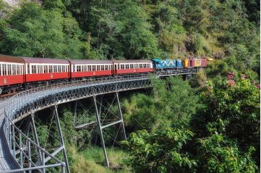 Kuranda tren luând o curbă în Queensland, Australia.
