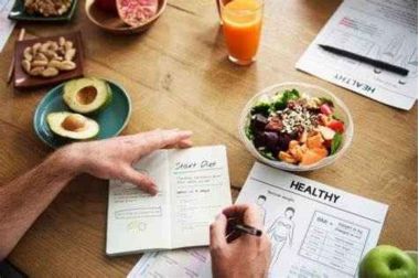 barbat care-si planifica mesele pentru dieta de slabire