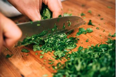 beneficiile patrunjelului pentru par