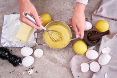 prepararea sosului Hollandaise