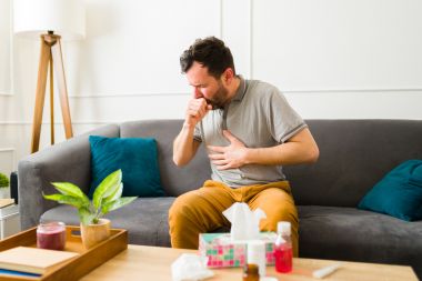 Bărbat caucazian bolnav cu tuse și răceală