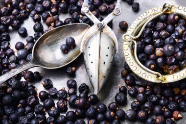 Grămadă de boabe uscate de ienupăr...