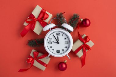 ceas alb mcanic in mijlocul cadourilor de craciun