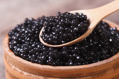 Lingură cu caviar de sturion negru macro