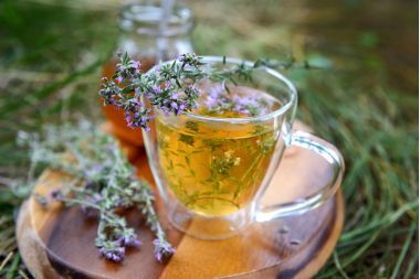 cana de ceai de cimbru si ramurele de cimbru