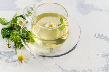 pahar cu ceai de musetel