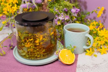 infuzor si cana cu ceai de sunatoare