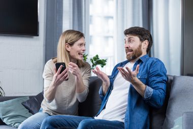 sot si sotie pe canapea intr-o discutie aprinsa