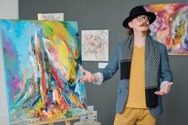 Artist prezentându-și lucrările de artă în galerie