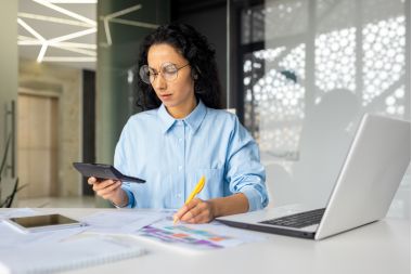 femeie care-si gestioneaza datoriile personale