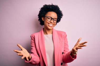 femeie de culoare sigura de propria persoana