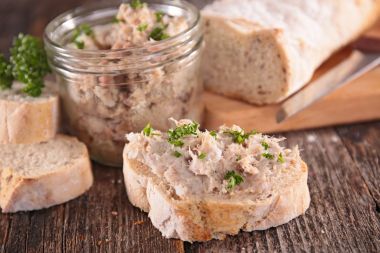 rillettes pe paine prajita si intr-un borcan