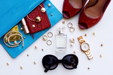 accesorii esențiale pentru tânăra femeie modernă elegantă.