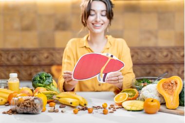 Modelul ficatului uman și varietatea de alimente proaspete sănătoase...