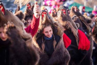 copii costumati in urs